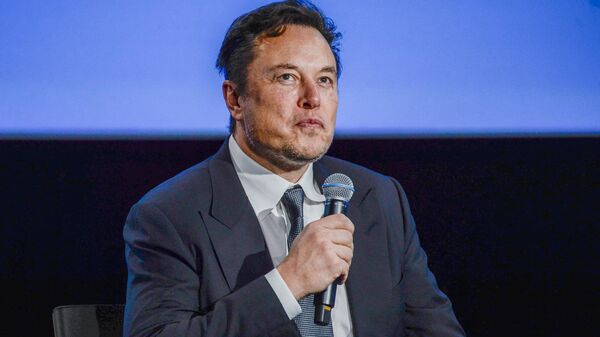 Elon Musk, presidente executivo da Tesla, fala com convidados do fórum Offshore Northern Seas, em Stavanger, Noruega, 29 de agosto de 202 - Sputnik Brasil