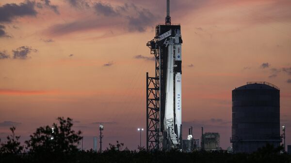 Foguete da SpaceX Falcon 9, com a nave espacial Dragon acoplada, na plataforma do complexo de lançamento 39A enquanto prosseguem os preparativos para a missão SpaceX Crew-6. Centro Espacial John F. Kennedy, da NASA, agência espacial norte-americana, Flórida, 25 de fevereiro de 2023 - Sputnik Brasil