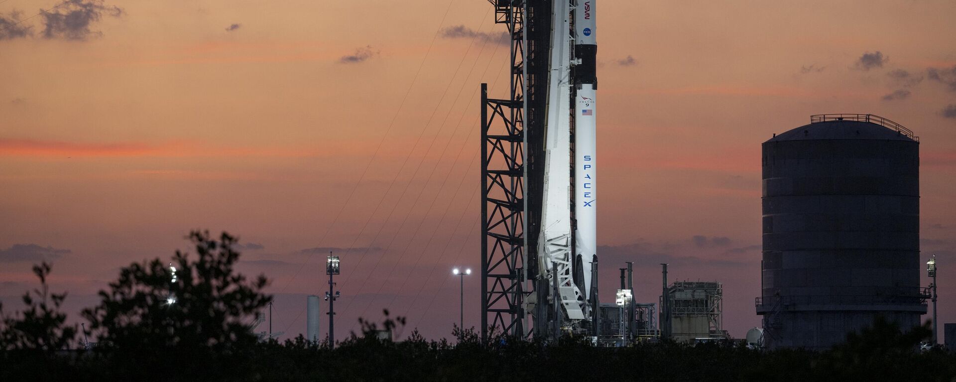 Foguete da SpaceX Falcon 9, com a nave espacial Dragon acoplada, na plataforma do complexo de lançamento 39A enquanto prosseguem os preparativos para a missão SpaceX Crew-6. Centro Espacial John F. Kennedy, da NASA, agência espacial norte-americana, Flórida, 25 de fevereiro de 2023 - Sputnik Brasil, 1920, 14.03.2025