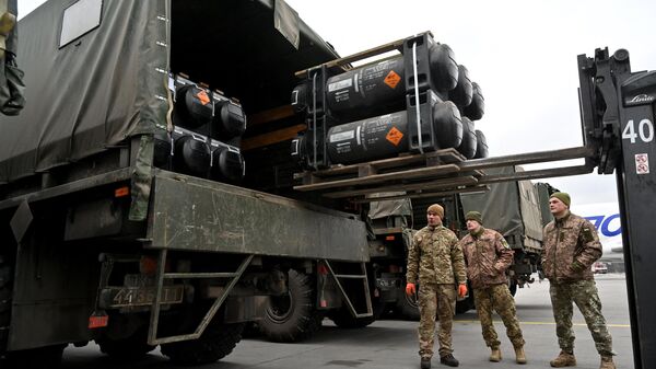 Militares da Ucrânia carregam um caminhão com o FGM-148 Javelin, míssil antitanque portátil norte-americano fornecido pelos EUA à Ucrânia como parte de um pacote de apoio militar, após sua entrega no aeroporto de Kiev, Borispol, 11 de fevereiro de 2022 - Sputnik Brasil