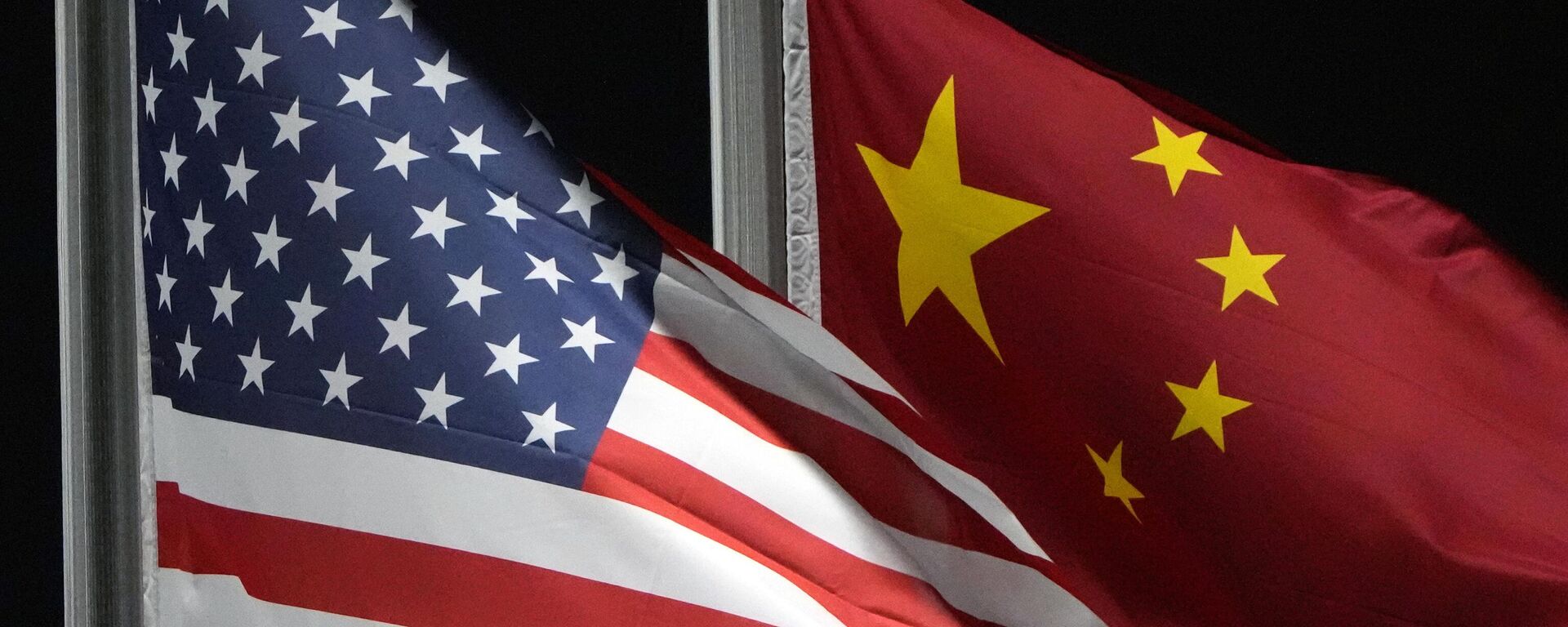 As bandeiras norte-americana e chinesa tremulam no Genting Snow Park, em Zhangjiakou, China, antes dos Jogos Olímpicos de Inverno de 2022, 2 de fevereiro de 2022  - Sputnik Brasil, 1920, 23.03.2023
