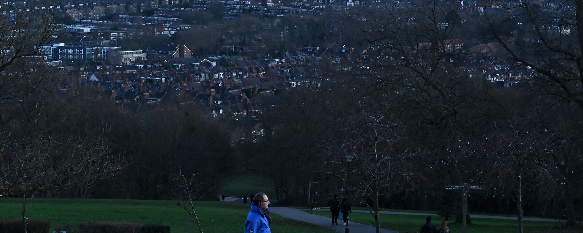 Pessoa passeia em parque de Londres, junto do Palácio Alexandra, Londres, Reino Unido, 15 de janeiro de 2023 - Sputnik Brasil, 1920, 27.02.2023