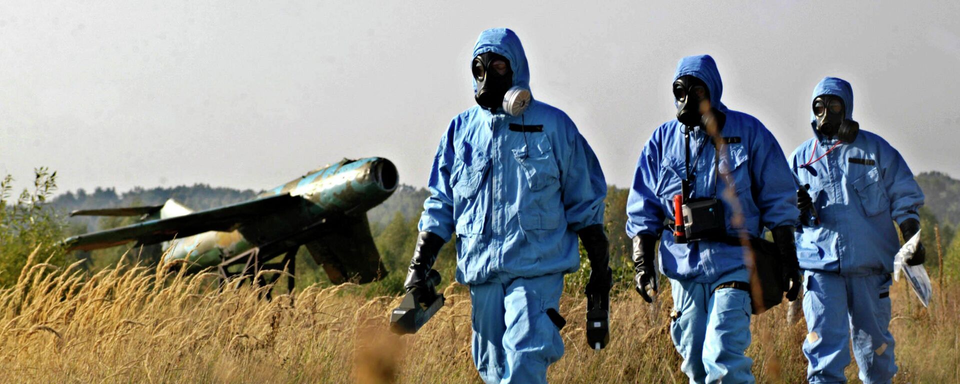 Especialistas em guerra química de uma equipe internacional examinam a área por traços de contaminação com um agente tóxico durante exercício liderado pelo OTAN - Sputnik Brasil, 1920, 28.02.2023