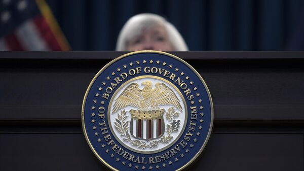 O selo do Conselho de Governadores do Sistema da Reserva Federal dos Estados Unidos é exibido na mesa enquanto a presidente da Reserva Federal, Janet Yellen, fala durante uma coletiva de imprensa após a reunião do Comitê Federal de Mercado Aberto em Washington, na quarta-feira, 13 de dezembro de 2017. A Diretoria da Reserva Federal negou a candidatura de um banco de criptomoeda do Wyoming a membro da Reserva Federal, as autoridades anunciaram na sexta-feira, 27 de janeiro de 2023, um revés para as tentativas da criptoindústria de construir aceitação nos principais bancos dos Estados Unidos. - Sputnik Brasil