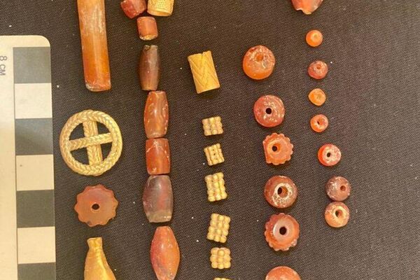 Artefatos de ouro e de cornalina da Idade do Bronze descobertos no sítio arqueológico de Metsamor na Armênia - Sputnik Brasil