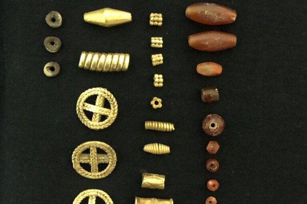 Artefatos de ouro e de cornalina da Idade do Bronze descobertos no sítio arqueológico de Metsamor na Armênia - Sputnik Brasil