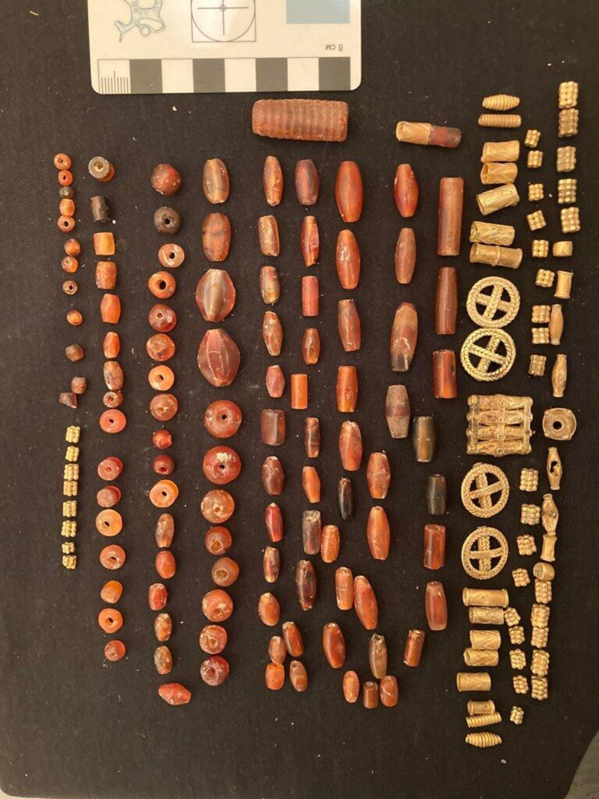 Artefatos de ouro e de cornalina da Idade do Bronze descobertos no sítio arqueológico de Metsamor na Armênia - Sputnik Brasil, 1920, 28.02.2023