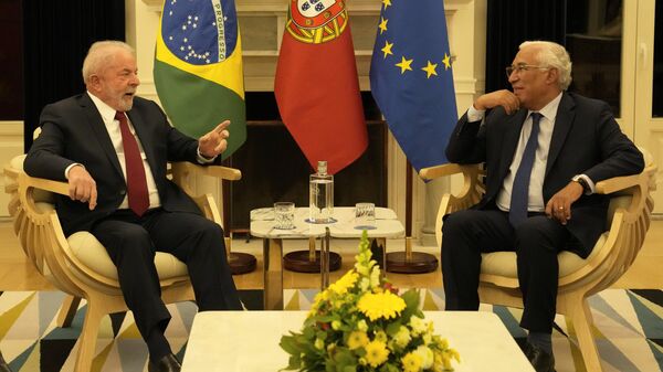 O primeiro-ministro português Antonio Costa, à direita, recebe o presidente eleito do Brasil, Luis Inácio Lula da Silva, no palácio de São Bento, residência oficial do primeiro-ministro, em Lisboa, 18 de novembro de 2022 - Sputnik Brasil