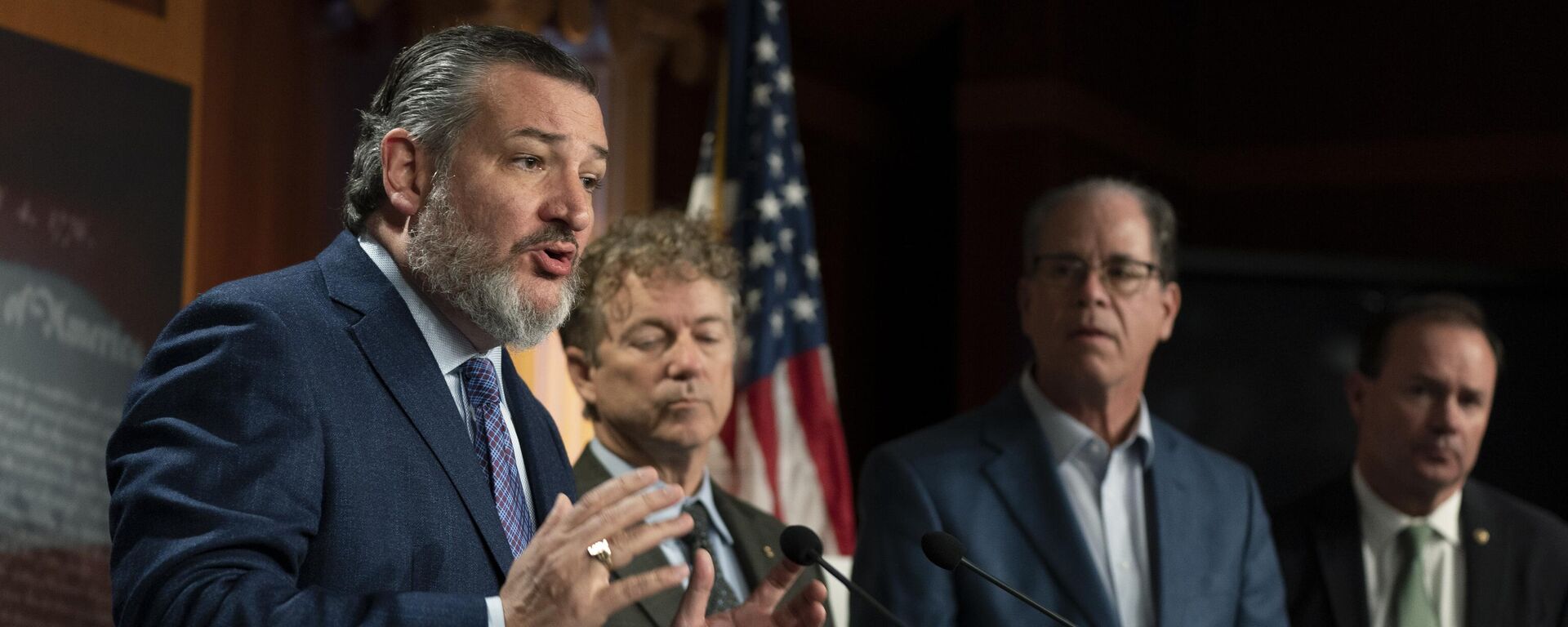 O senador Ted Cruz, R-Texas, da esquerda, com os senadores Rand Paul, R-Ky., Mike Braun, R-Ind., e Mike Lee, R-Utah, fala sobre o teto da dívida durante uma entrevista coletiva no Capitólio em Washington, 25 de janeiro de 2023 - Sputnik Brasil, 1920, 28.02.2023