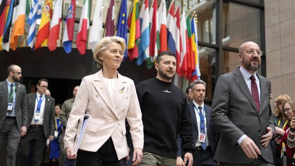 Ursula von der Leyen, presidente da Comissão Europeia, Vladimir Zelensky, presidente ucraniano, e Charles Michel, presidente do Conselho Europeu, durante cúpula da UE em Bruxelas, 9 de fevereiro de 2023 - Sputnik Brasil