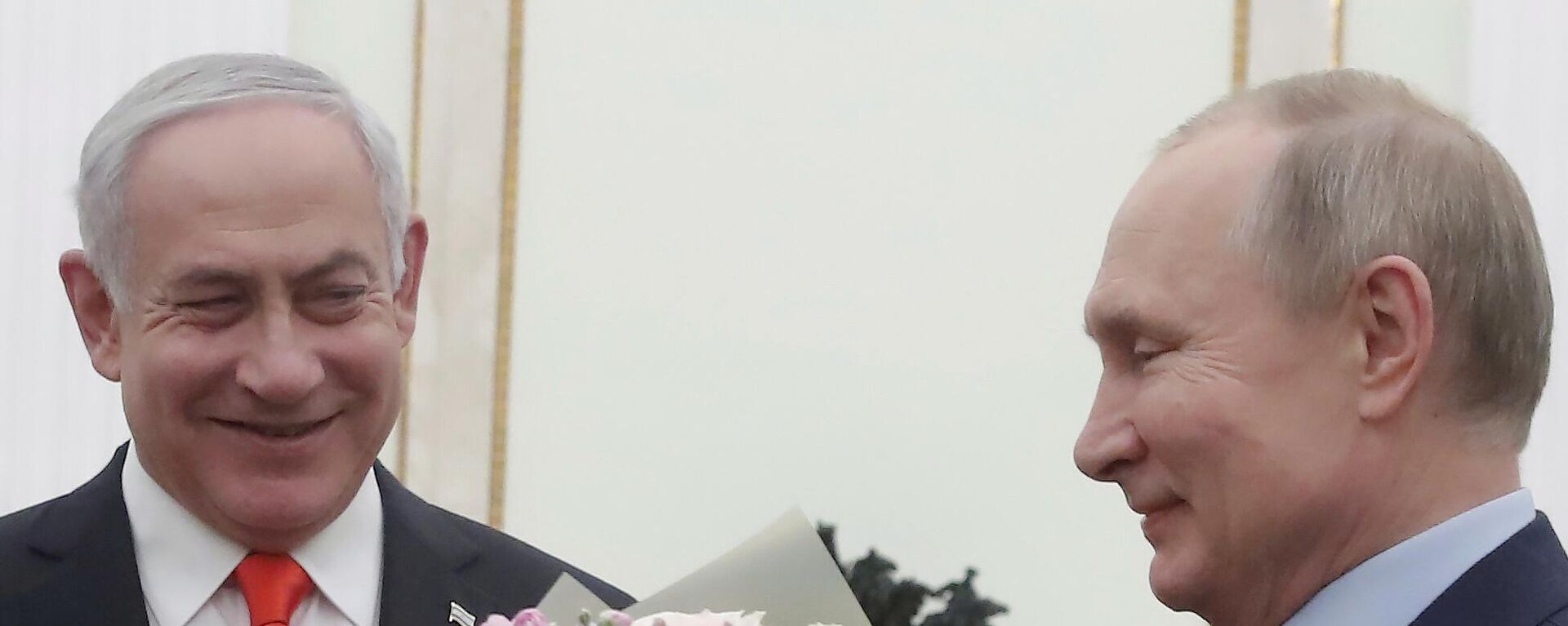 O presidente russo, Vladimir Putin, à direita, se prepara para cumprimentar a esposa do primeiro-ministro israelense Benjamin Netanyahu, Sara, antes das negociações com o primeiro-ministro israelense Benjamin Netanyahu no Kremlin em Moscou, Rússia, 30 de janeiro de 2020 - Sputnik Brasil, 1920, 01.03.2023
