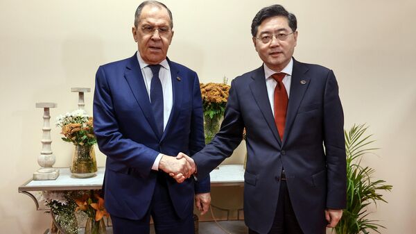Sergei Lavrov, ministro das Relações Exteriores da Rússia (à esquerda) e Qin Gang, seu homólogo chinês, na primeira reunião privada nas margens da cúpula dos chefes da diplomacia do G20  - Sputnik Brasil