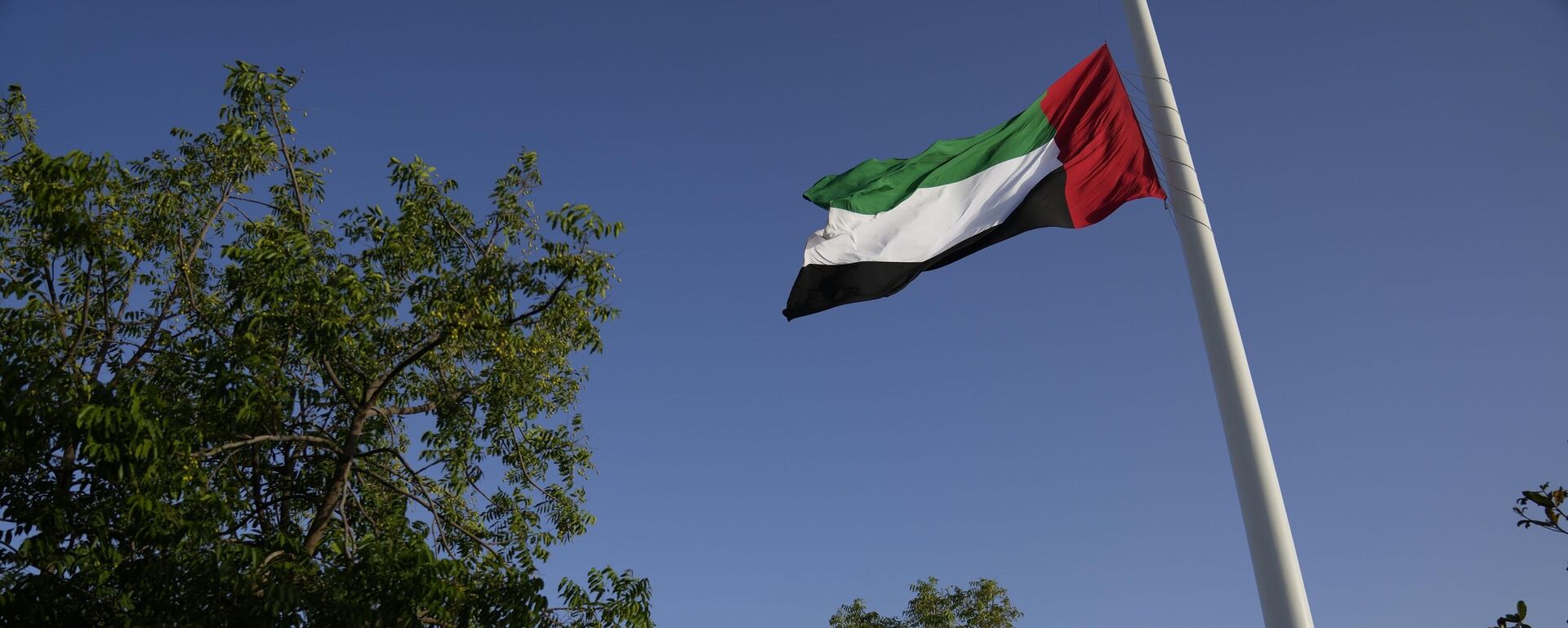 A bandeira nacional dos Emirados Árabes Unidos tremula a meio mastro no Museu Casa da União Etihad após o anúncio da morte do presidente dos Emirados, em Dubai, Emirados Árabes Unidos, 13 de maio de 2022 - Sputnik Brasil, 1920, 27.09.2025