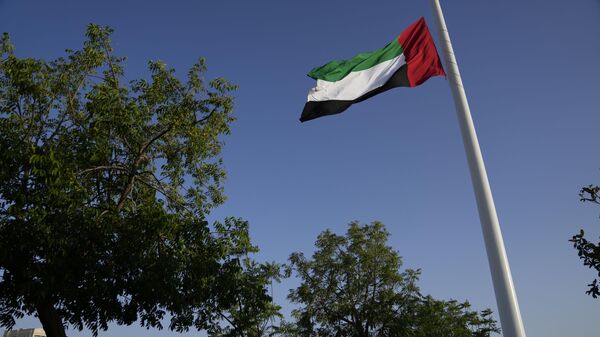 A bandeira nacional dos Emirados Árabes Unidos tremula a meio mastro no Museu Casa da União Etihad após o anúncio da morte do presidente dos Emirados, em Dubai, Emirados Árabes Unidos, 13 de maio de 2022 - Sputnik Brasil