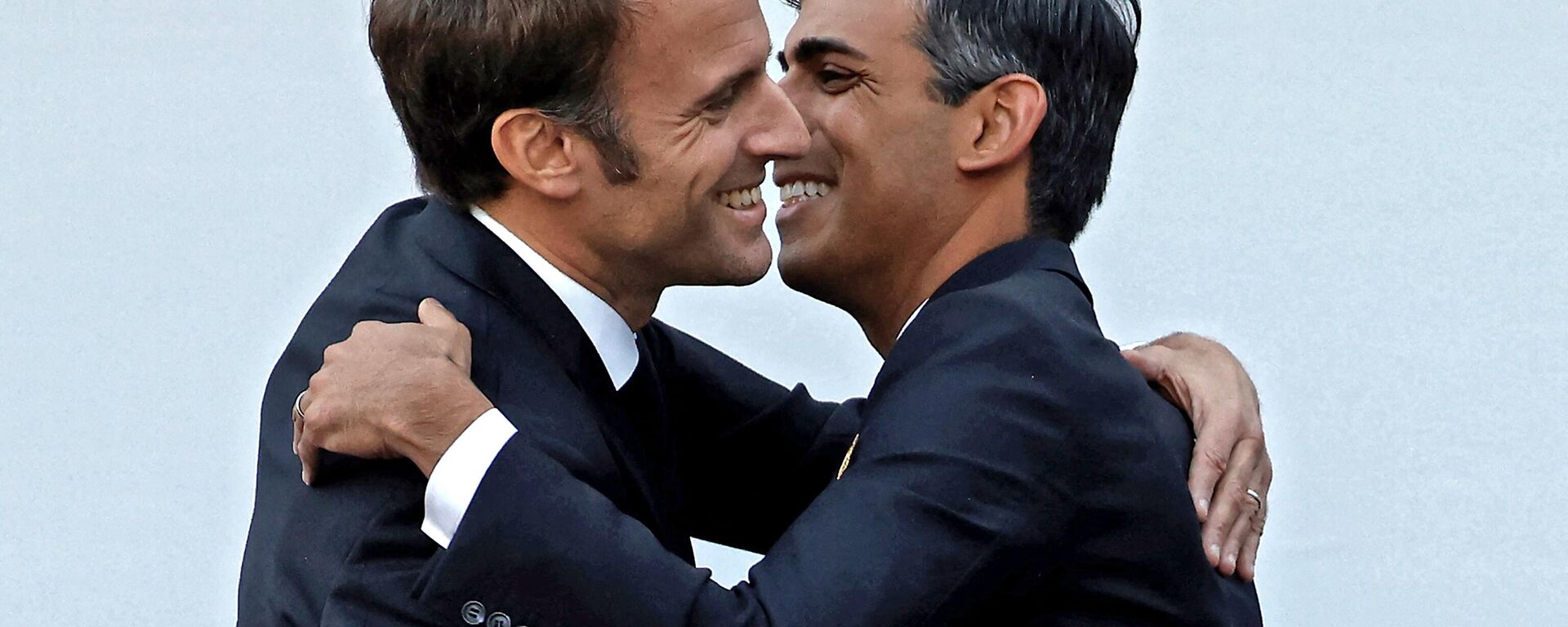 Presidente francês Emmanuel Macron se reúne com o primeiro-ministro britânico Rishi Sunak à margem da cúpula do clima COP27 na cidade de Sharm el-Sheikh, no Egito, em 7 de novembro de 2022 - Sputnik Brasil, 1920, 03.03.2023