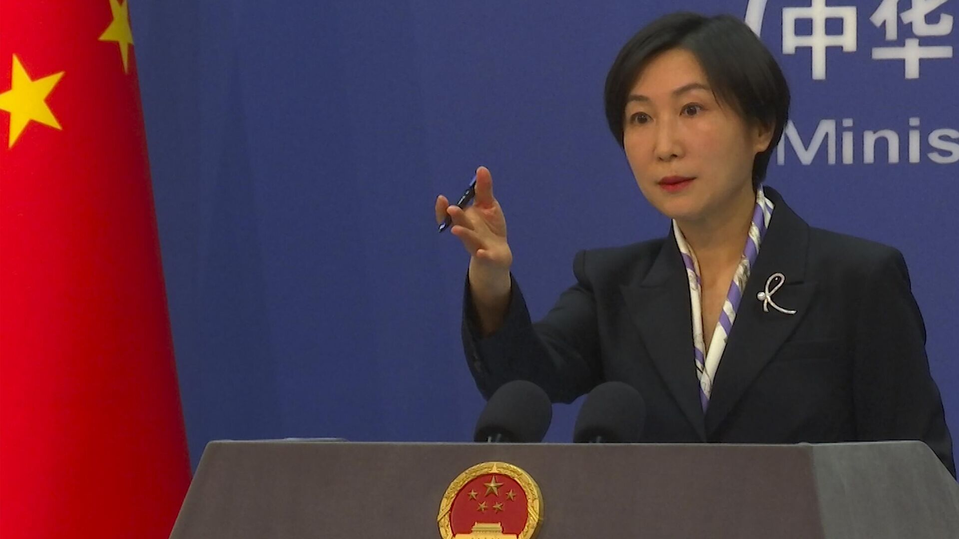 Porta-voz do Ministério das Relações Exteriores da China, Mao Ning, gesticula durante uma coletiva de imprensa no Ministério das Relações Exteriores em Pequim, 1º de março de 2023 - Sputnik Brasil, 1920, 03.03.2023