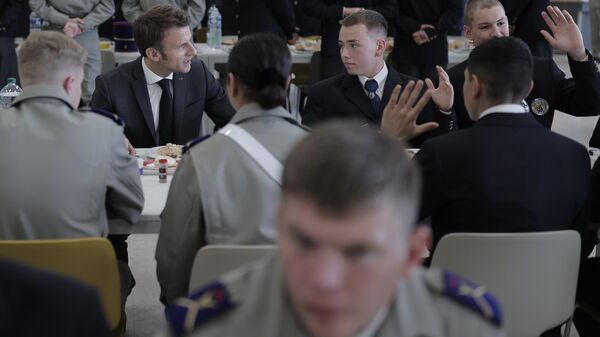 Emmanuel Macron, presidente francês, fala com cadetes em escola militar de Bourges, França, 27 de outubro de 2022, durante visitas a fábricas de defesa - Sputnik Brasil