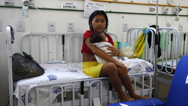 Uma mulher Yanomami segura seu bebê, que é tratado no Hospital Infantil Santo Antonio, em Boa Vista, estado de Roraima, Brasil, 26 de janeiro de 2023 - Sputnik Brasil