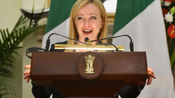A primeira-ministra italiana Giorgia Meloni fala durante declarações à imprensa em Nova Delhi em 2 de março de 2023 - Sputnik Brasil