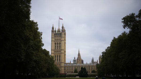 Bandeira britânica hasteada no topo da torre Victoria, no Parlamento em Londres, em 14 de outubro de 2021. - Sputnik Brasil