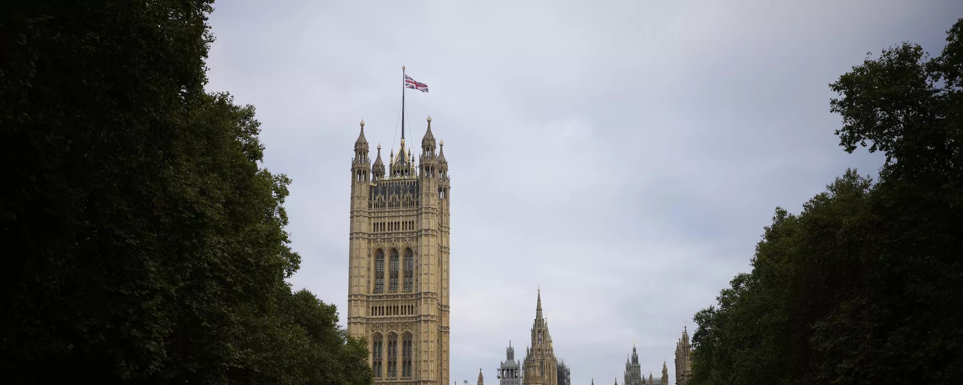 Bandeira britânica hasteada no topo da torre Victoria, no Parlamento em Londres, em 14 de outubro de 2021. - Sputnik Brasil, 1920, 14.02.2025