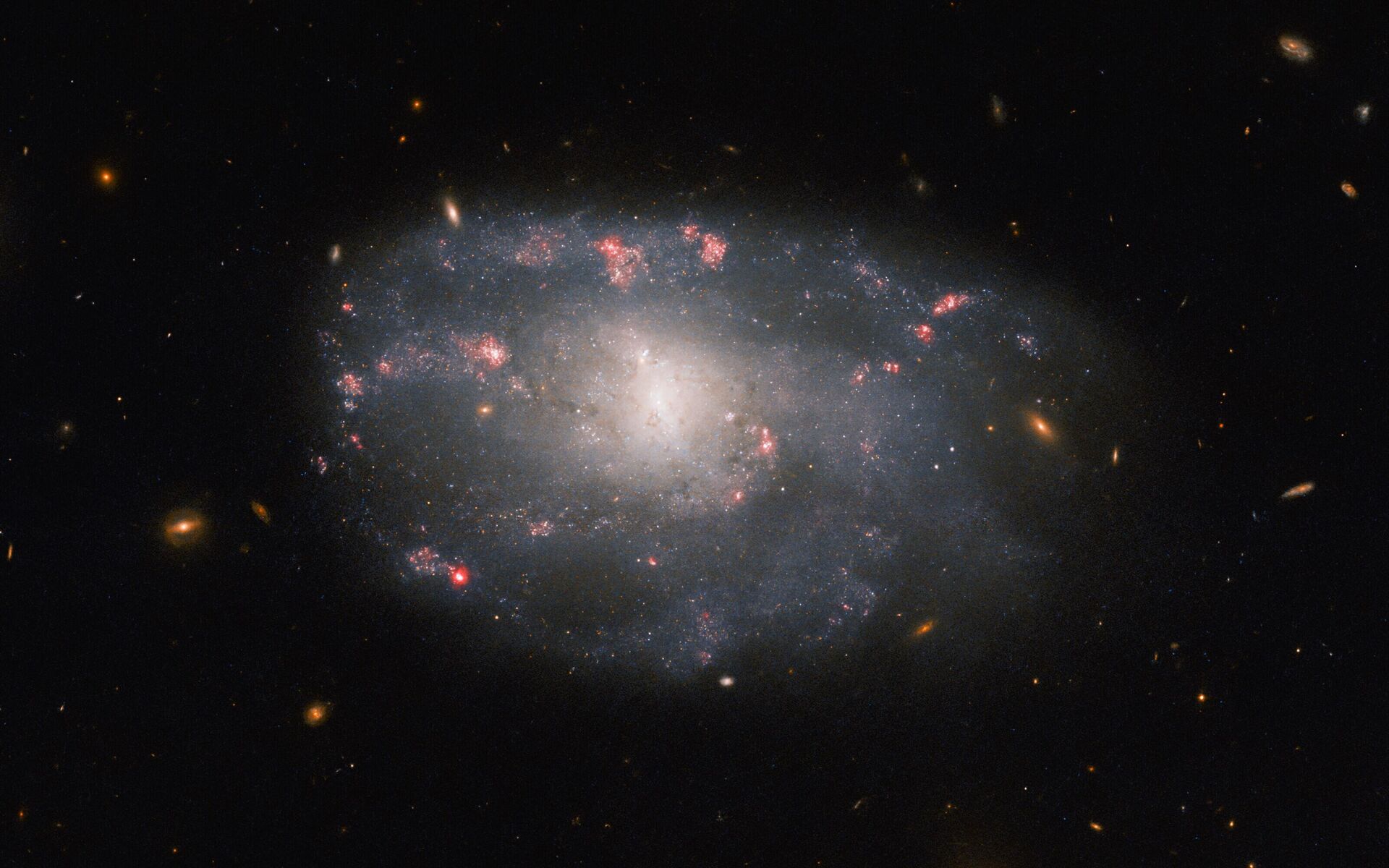 O Telescópio Espacial Hubble da NASA registrou uma imagem da galáxia espiral irregular NGC 5486, localizada na direção da Ursa Branca, a uma distância de 110 anos-luz da Terra - Sputnik Brasil, 1920, 06.03.2023
