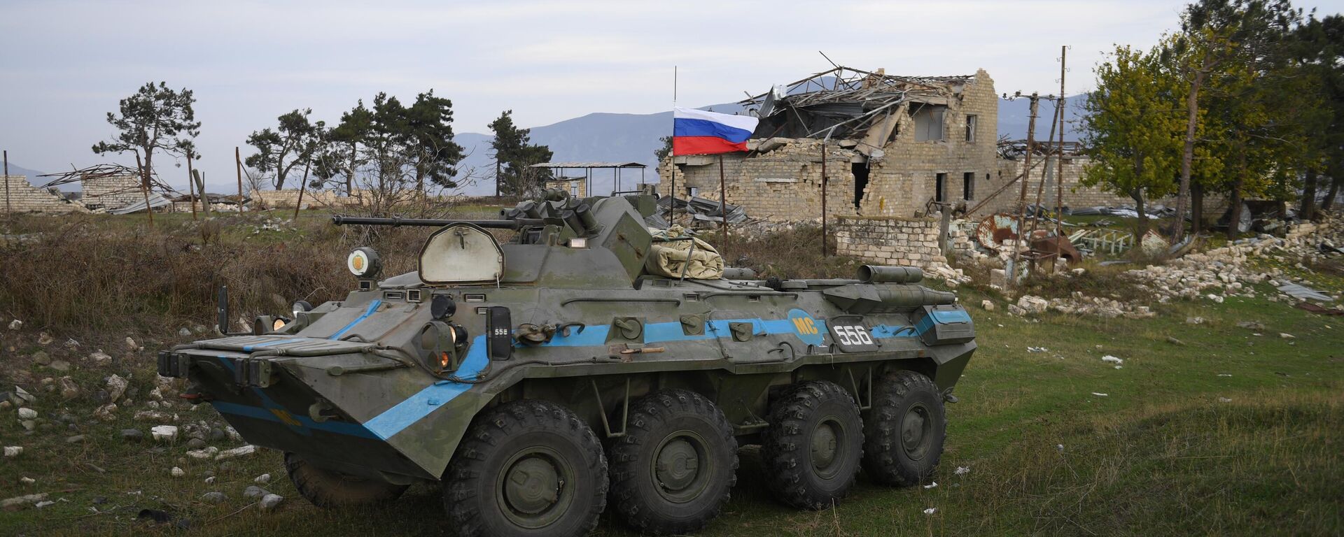 Divisão de contingente da paz russo em veículo blindado de transporte de pessoal BTR-80, em Nagorno-Karabakh, foto publicada em 10 de novembro de 2021 - Sputnik Brasil, 1920, 06.03.2023