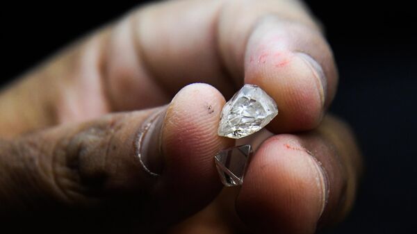 EUA estão revendo viabilidade das sanções contra diamantes da Rússia, diz mídia