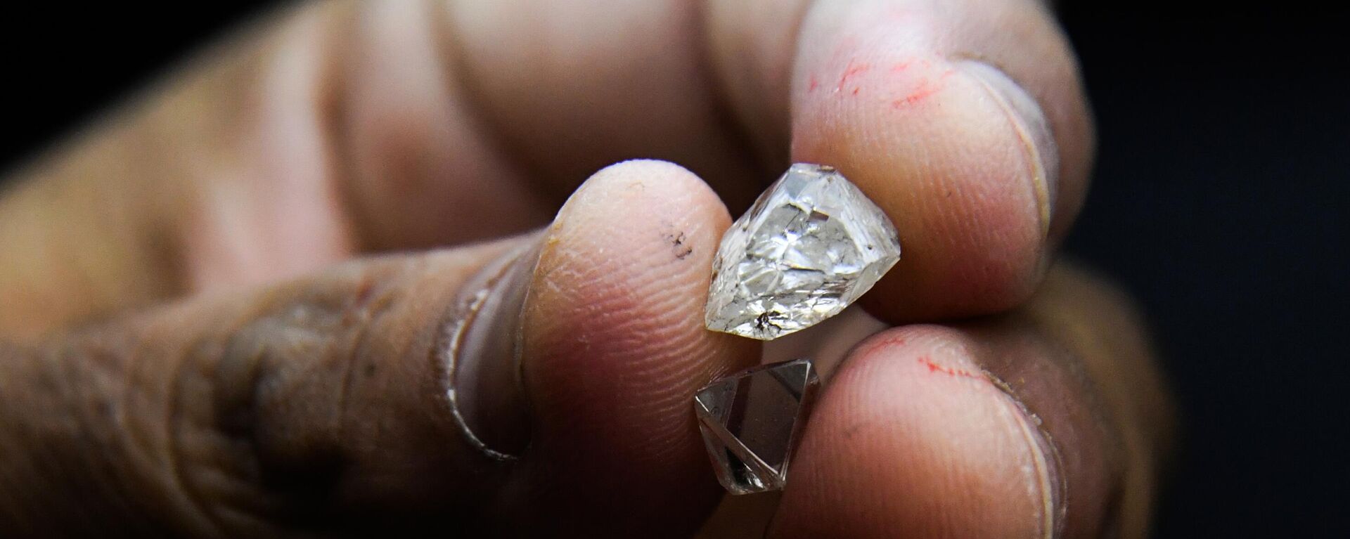 Um funcionário corta e poli um diamante na planta de lapidação de diamantes M Suresh Vladivostok, em Vladivostok, na Rússia - Sputnik Brasil, 1920, 09.11.2023