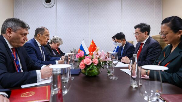 Ministro das Relações Exteriores da Rússia, Sergei Lavrov, durante reunião com o ministro das Relações Exteriores da China, Qin Gang, em Nova Deli, Índia, 2 de março de 2023 - Sputnik Brasil