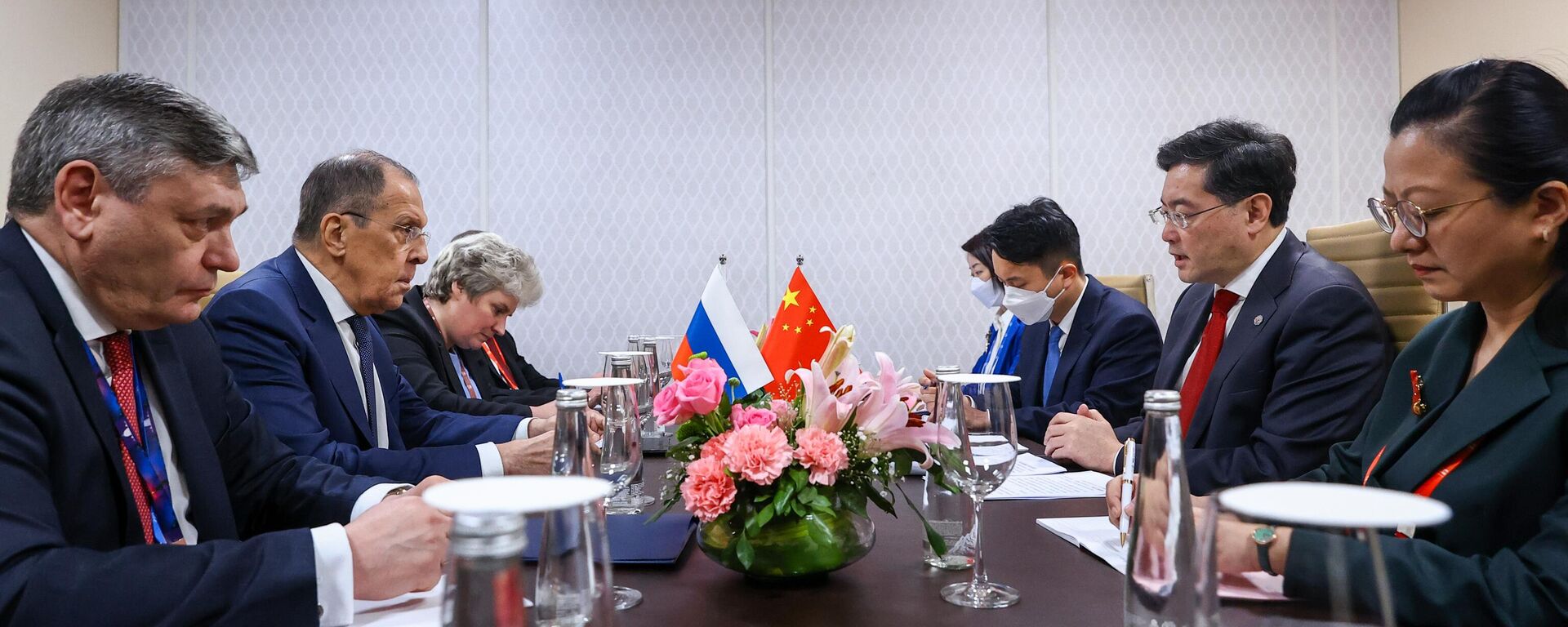 Ministro das Relações Exteriores da Rússia, Sergei Lavrov, durante reunião com o ministro das Relações Exteriores da China, Qin Gang, em Nova Deli, Índia, 2 de março de 2023 - Sputnik Brasil, 1920, 07.03.2023