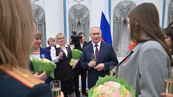 Vladimir Putin, presidente da Rússia, se comunica com participantes da cerimônia de premiação no Dia Internacional da Mulher com condecorações do Estado de mulheres de destaque da Rússia - Sputnik Brasil