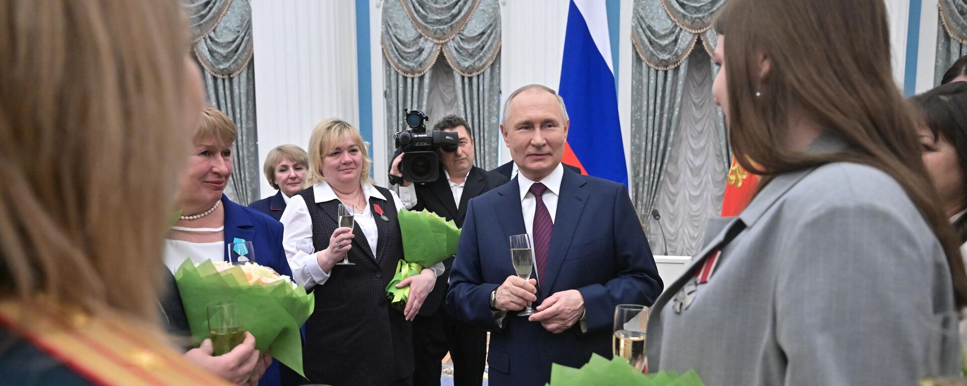 Vladimir Putin, presidente da Rússia, se comunica com participantes da cerimônia de premiação no Dia Internacional da Mulher com condecorações do Estado de mulheres de destaque da Rússia - Sputnik Brasil, 1920, 08.03.2023