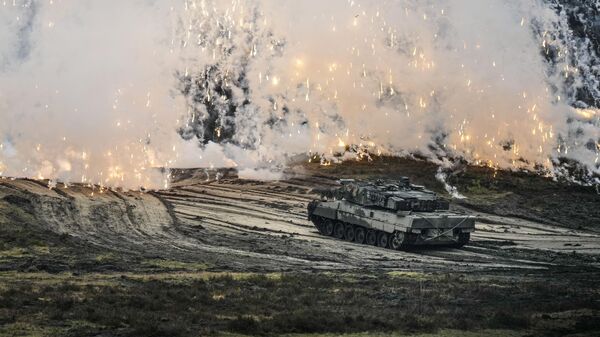 Tanque Leopard 2 em operação durante visita do ministro da Defesa alemão Boris Pistorius ao Batalhão de Tanques 203 da Bundeswehr na base militar de Augustdorf , Alemanha, 1º de fevereiro de 2023. - Sputnik Brasil