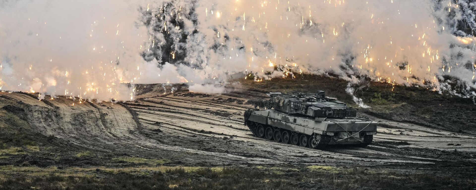 Tanque Leopard 2 em operação durante visita do ministro da Defesa alemão Boris Pistorius ao Batalhão de Tanques 203 da Bundeswehr na base militar de Augustdorf , Alemanha, 1º de fevereiro de 2023. - Sputnik Brasil, 1920, 16.01.2024
