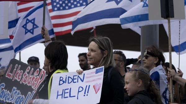 Israelenses de origem americana reunidos no exterior da Embaixada dos EUA para protestar contra os planos do novo governo do primeiro-ministro Benjamin Netanyahu de reformar o sistema judicial, em Tel Aviv, Israel - Sputnik Brasil