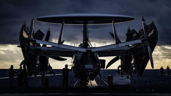 Marinheiros realizam manutenção de um E-2D Advanced Hawkeye no convés de voo do porta-aviões USS Gerald Ford, no oceano Atlântico, ao largo da costa dos EUA, 6 de outubro de 2022 - Sputnik Brasil
