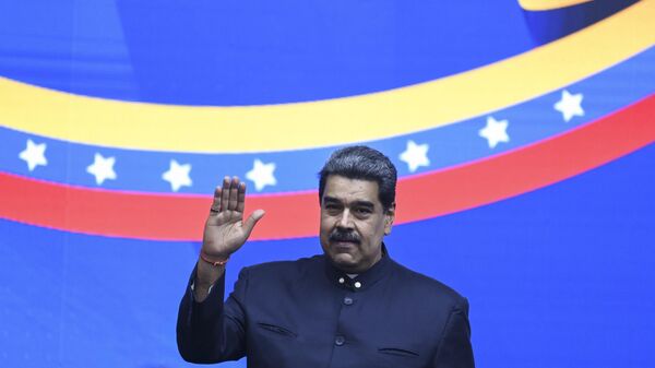 O presidente venezuelano, Nicolás Maduro, acena durante a reunião binacional Venezuela-Turquia, com a participação de empresários de ambos os países no palácio presidencial de Miraflores. Caracas, 24 de janeiro de 2023 - Sputnik Brasil