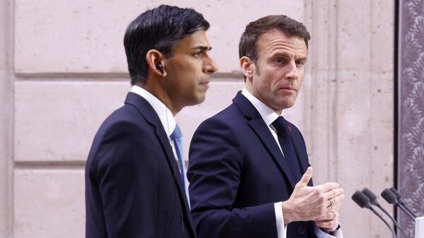O presidente francês Emmanuel Macron, à direita, e o primeiro-ministro britânico Rishi Sunak realizam uma coletiva de imprensa conjunta como parte da cúpula franco-britânica no Palácio do Élysée, em Paris, na sexta-feira, 10 de março de 2023. - Sputnik Brasil