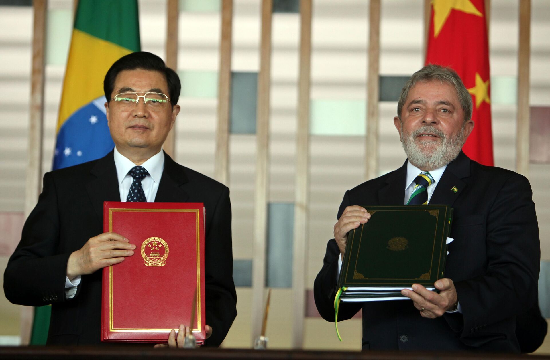 O presidente do Brasil, Luiz Inácio Lula da Silva, em seu segundo mandato, e o então presidente da China, Hu Jintao, assinam acordos bilaterais no palácio do Itamaraty em Brasília em 15 de abril de 2010 - Sputnik Brasil, 1920, 10.03.2023