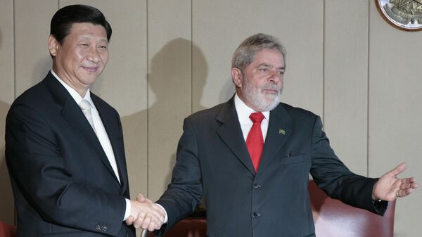 O então vice-presidente da China, Xi Jinping, cumprimenta o presidente do Brasil, Luiz Inácio Lula da Silva, em seu segundo mandato, durante uma reunião no palácio presidencial em Brasília. Xi Jinping visitou o país por três dias em fevereiro de 2009 - Sputnik Brasil