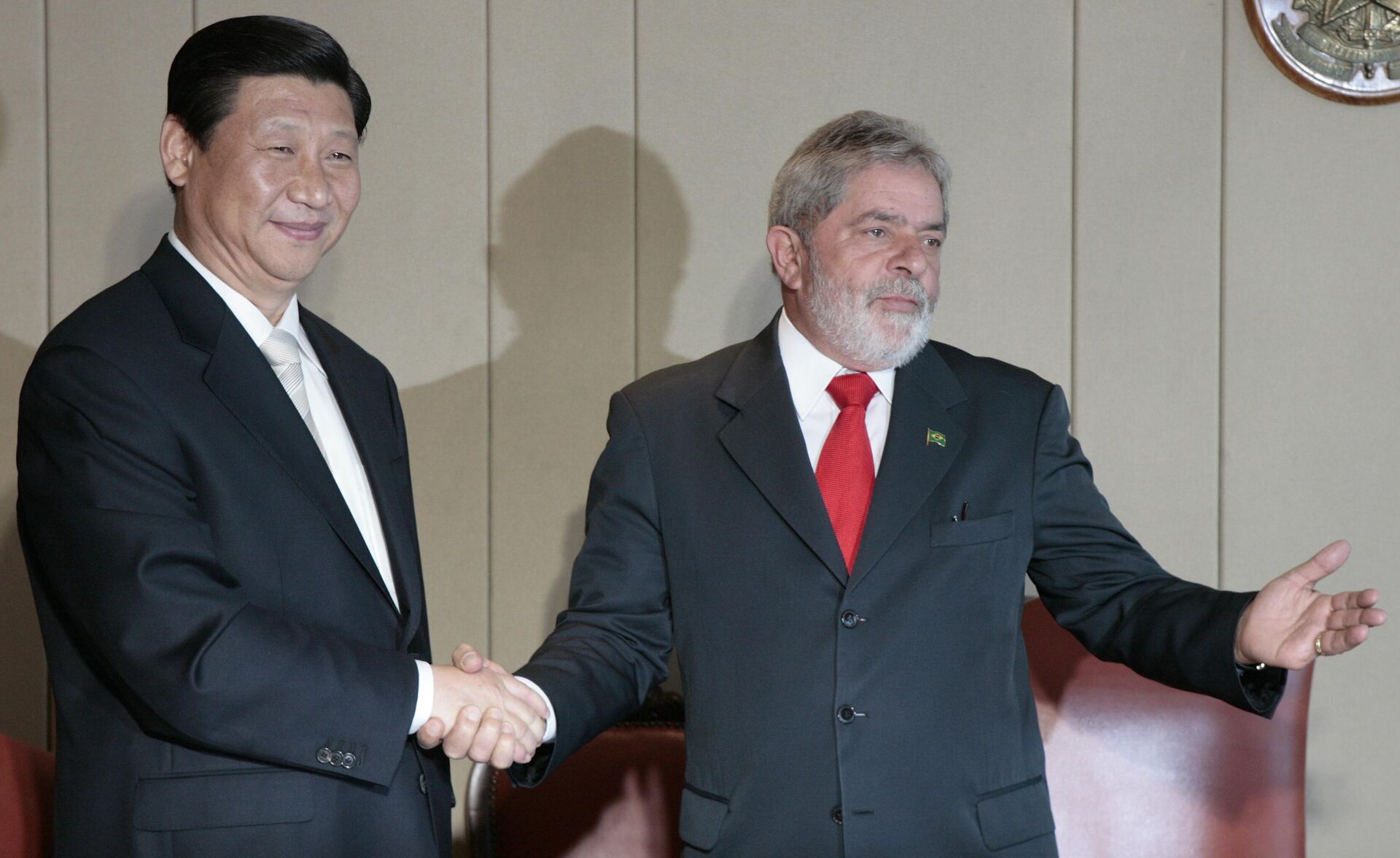 O então vice-presidente da China, Xi Jinping, cumprimenta o presidente do Brasil, Luiz Inácio Lula da Silva, em seu segundo mandato, durante uma reunião no palácio presidencial em Brasília. Xi Jinping visitou o país por três dias em fevereiro de 2009 - Sputnik Brasil, 1920, 10.03.2023