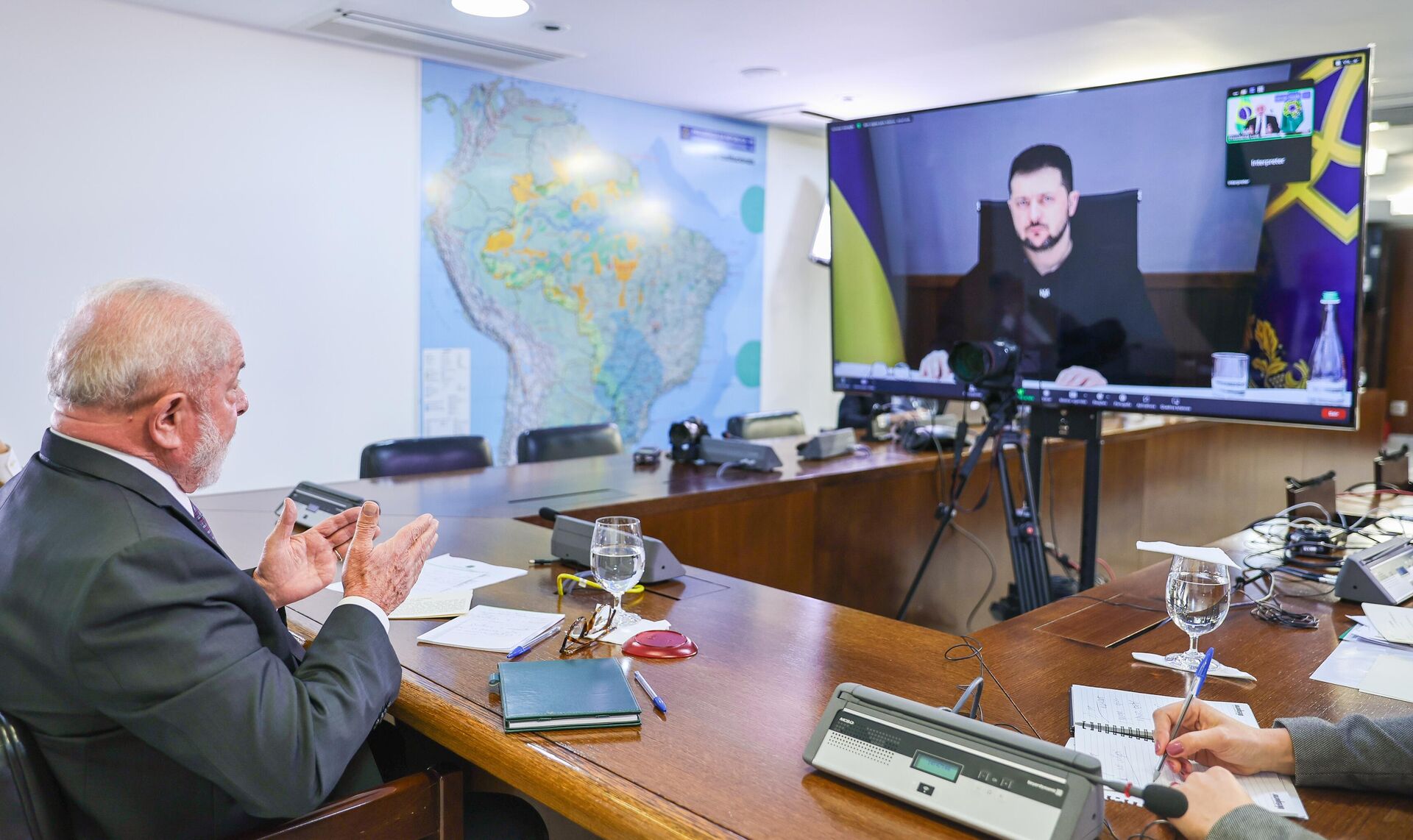 Presidente da República, Luiz Inácio Lula da Silva, durante videochamada com o presidente da Ucrânia, Vladimir Zelensky no Palácio do Planalto, Brasília  - Sputnik Brasil, 1920, 10.03.2023