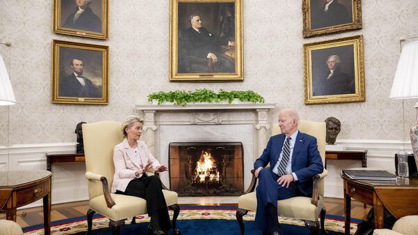 Ursula von der Leyen, presidente da Comissão Europeia (à esquerda), e Joe Biden, presidente dos EUA (à direita), na Casa Branca, Washington, EUA, 10 de março de 2023 - Sputnik Brasil