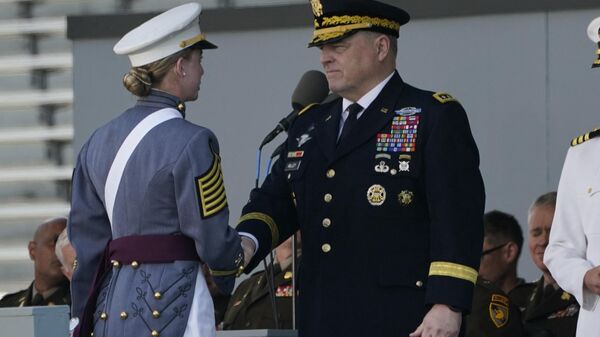 Mark Milley, chefe do Estado-Maior Geral dos EUA, aperta a mão de uma cadete durante cerimônias na Academia Militar dos EUA, ou West Point, em 21 de maio de 2022, Nova York, EUA - Sputnik Brasil