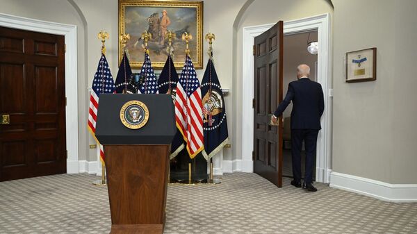 O presidente dos EUA, Joe Biden, sai depois de falar sobre o sistema bancário dos EUA na Sala Roosevelt da Casa Branca em Washington, DC, 13 de março de 2023 - Sputnik Brasil