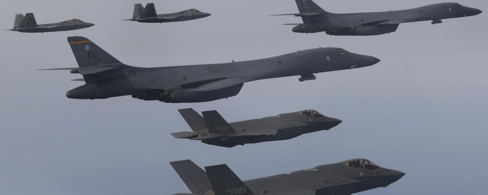 Bombardeiros B-1B da Força Aérea dos EUA (ao centro) e caças F-22 e F-35 da Força Aérea da Coreia do Sul (ao fundo) realizam exercícios aéreos conjuntos na Coreia do Sul, em 1º de janeiro de 2023 - Sputnik Brasil, 1920, 31.03.2026