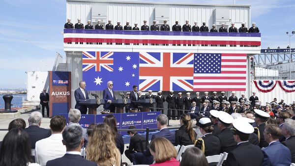 O primeiro-ministro britânico Rishi Sunak, à direita, o presidente norte-americano Joe Biden e o primeiro-ministro da Austrália Anthony Albanese, à esquerda, reunidos na base naval de Point Loma em San Diego, EUA, em 13 de março de 2023, no quadro do AUKUS, o pacto trilateral de segurança entre a Austrália, o Reino Unido e os EUA. - Sputnik Brasil