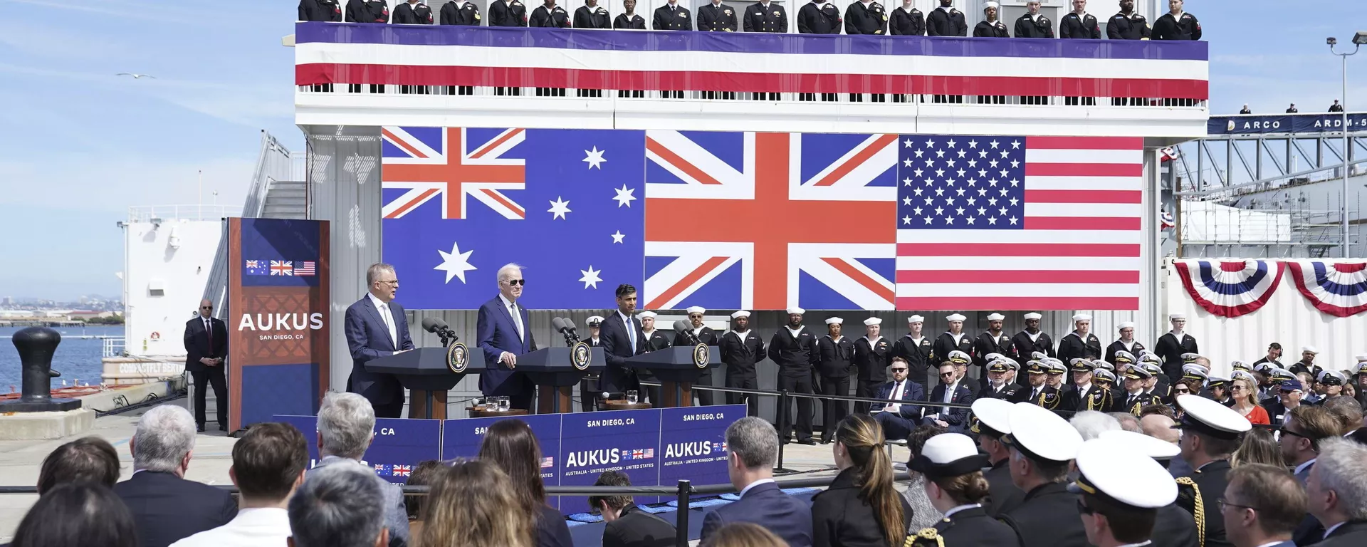 O primeiro-ministro britânico Rishi Sunak, à direita, o presidente norte-americano Joe Biden e o primeiro-ministro da Austrália Anthony Albanese, à esquerda, reunidos na base naval de Point Loma em San Diego, EUA, em 13 de março de 2023, no quadro do AUKUS, o pacto trilateral de segurança entre a Austrália, o Reino Unido e os EUA. - Sputnik Brasil, 1920, 13.09.2024