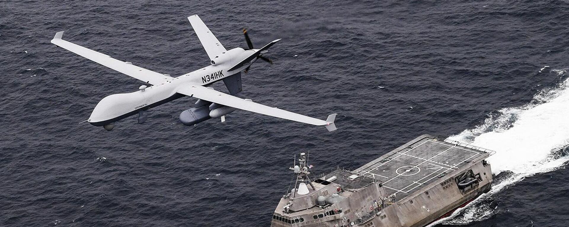 Drone de vigilância marítima não tripulado MQ-9 Sea Guardian sobrevoa o navio USS Coronado no oceano Pacífico durante um exercício de 21 de abril de 2021. - Sputnik Brasil, 1920, 08.11.2023